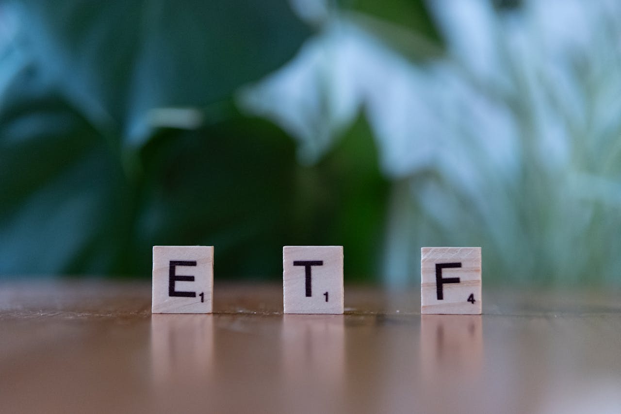 💸 Distributing ETFs vs Accumulating ETFs: Which One Is Right for You ...